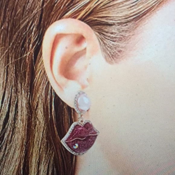 đź’‹BETSEY JOHNSON - LIPS DROP EARRINGS W/PEARLS - Picture 11 of 14